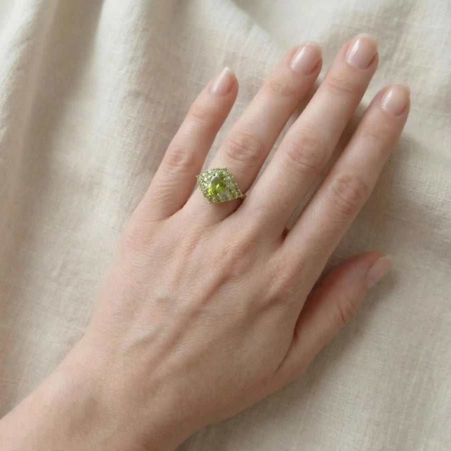 Anillo de plata con racimo de peridotos