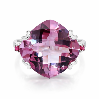 Ring with a cushion amethyst