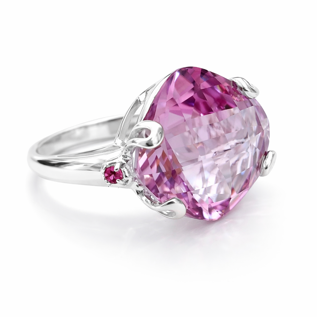 Ring with a cushion amethyst