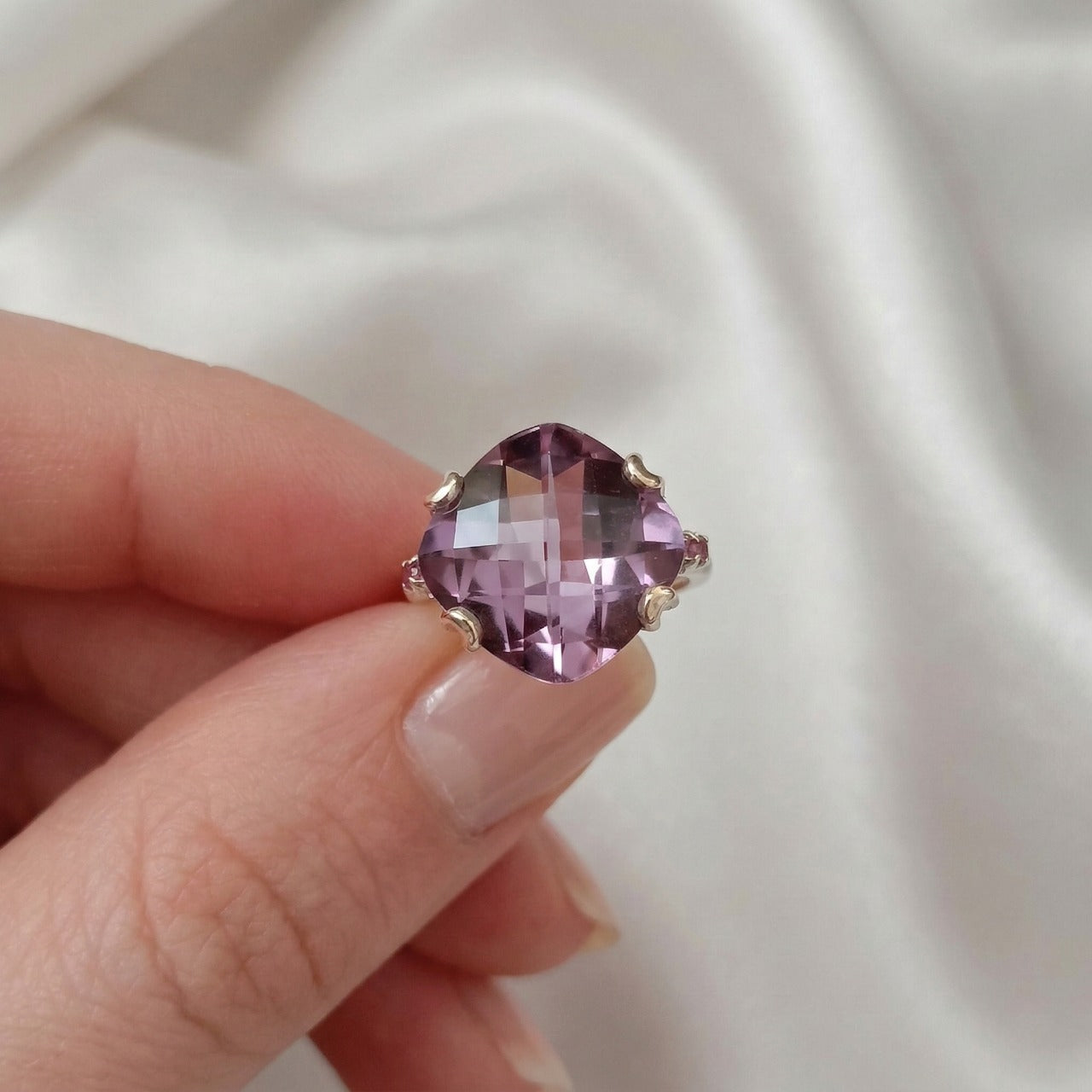 Ring with a cushion amethyst