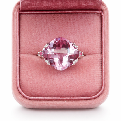 Ring with a cushion amethyst