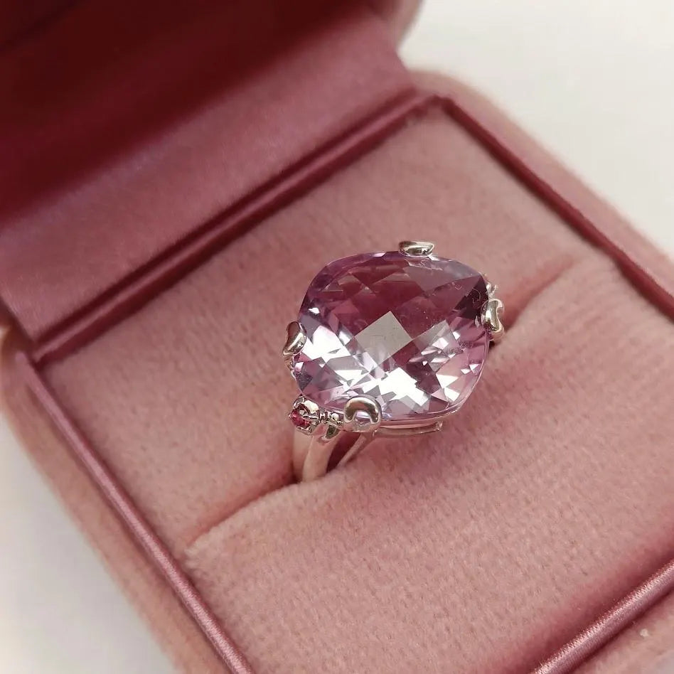 Ring with a cushion amethyst
