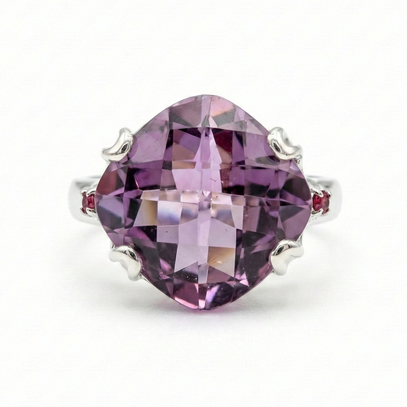 Ring with a cushion amethyst