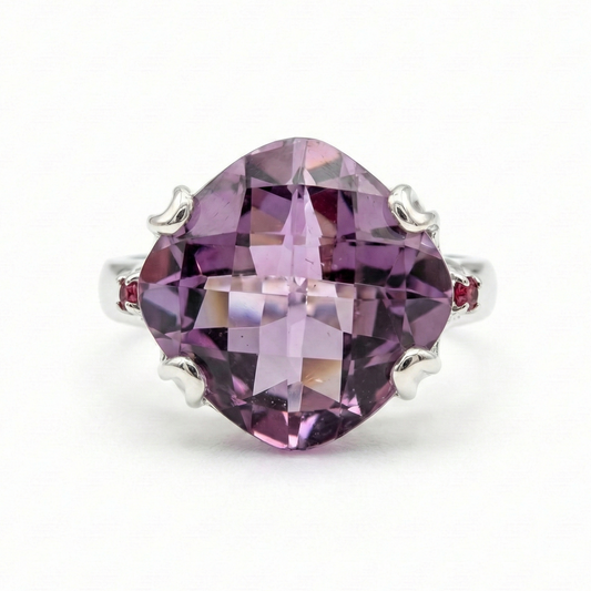 Ring with a cushion amethyst